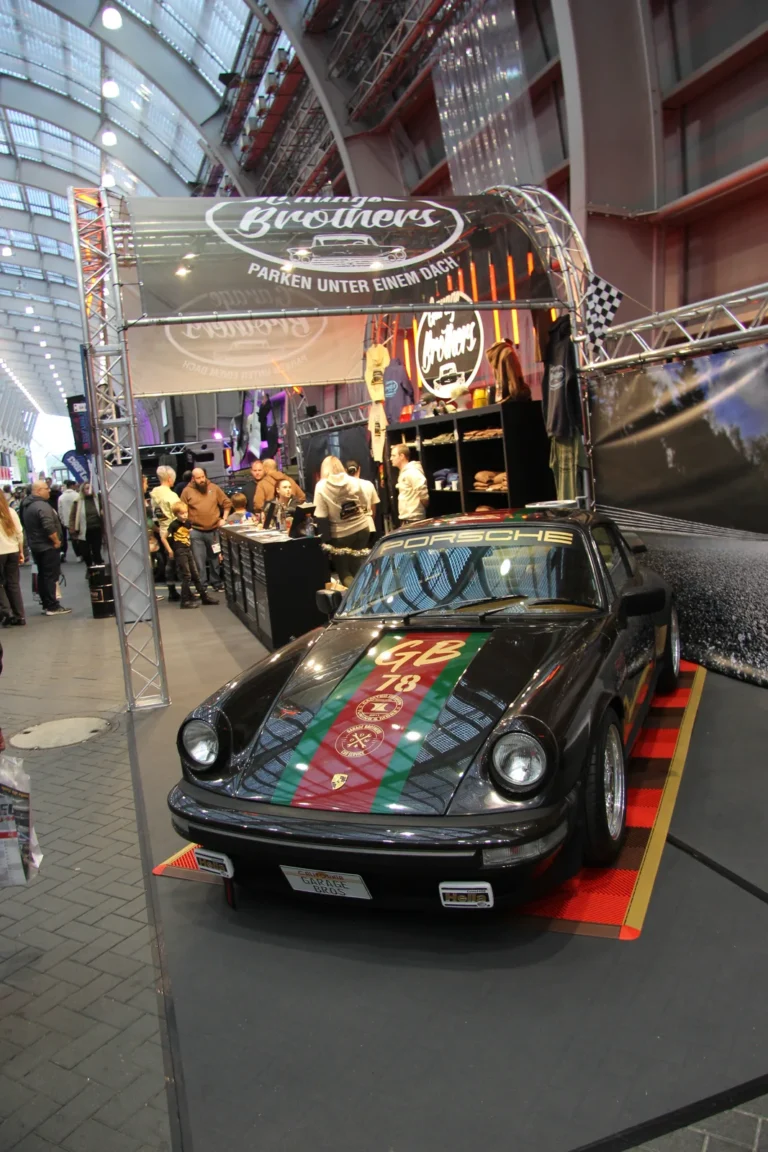 Voiture exposée parmi les stands et les visiteurs — Essen Motor Show 2023