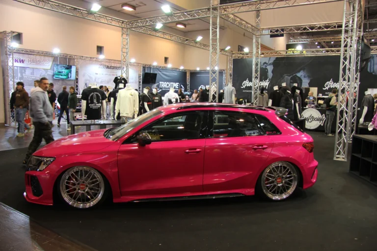 Voiture exposée parmi les stands et les visiteurs — Essen Motor Show 2023