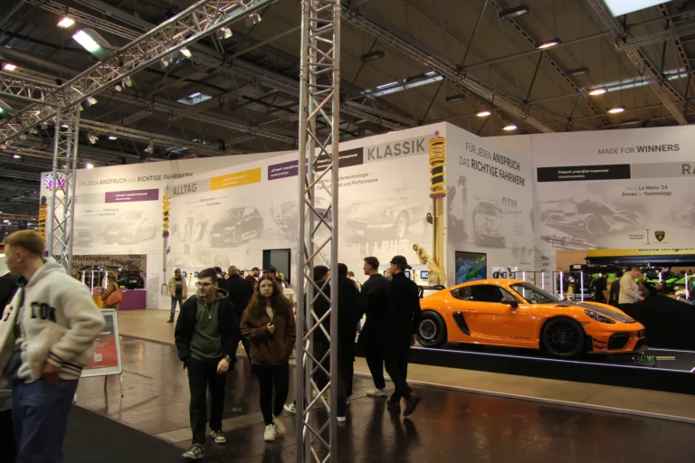 Visiteurs autour des voitures exposées — Essen Motor Show 2023