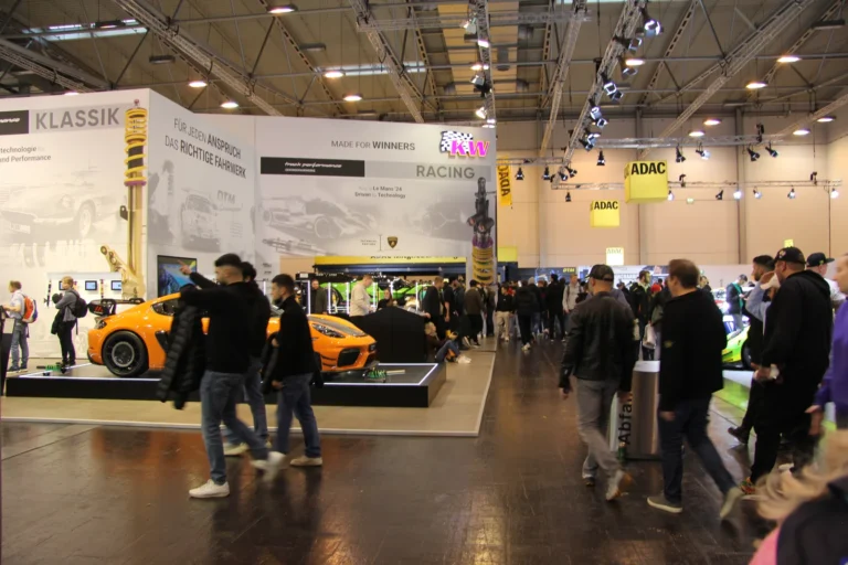 Stands et visiteurs du salon — Essen Motor Show 2023