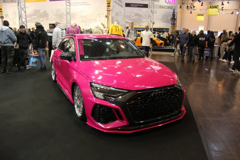 Voiture exposée parmi les stands et les visiteurs — Essen Motor Show 2023