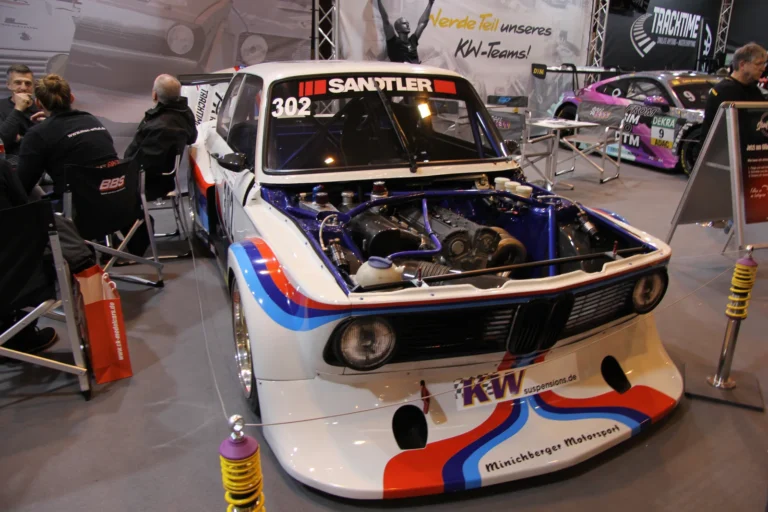 Voiture exposée parmi les stands et les visiteurs — Essen Motor Show 2023