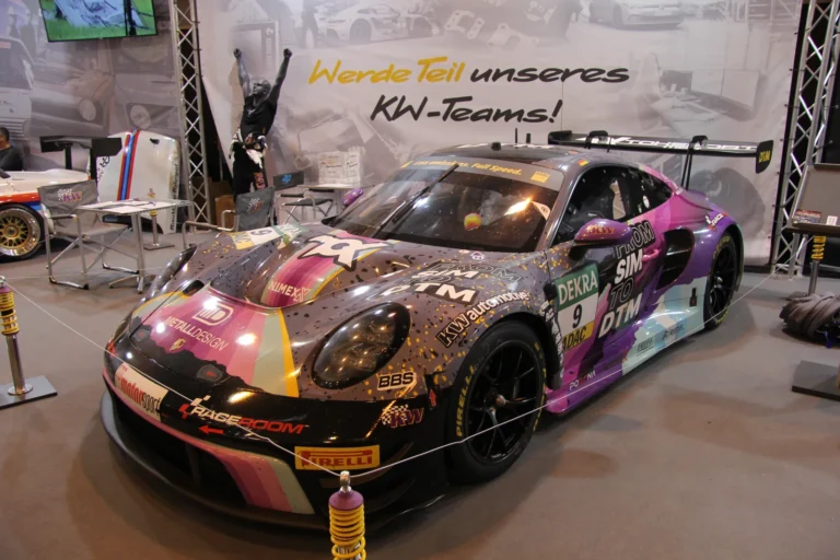 Voiture exposée parmi les stands et les visiteurs — Essen Motor Show 2023