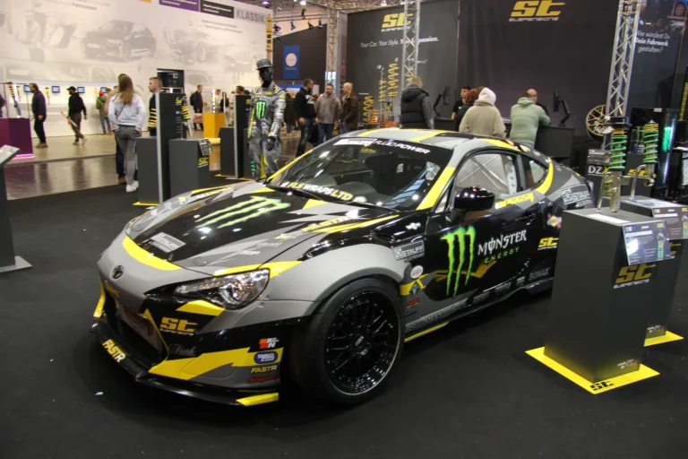 Voiture exposée parmi les stands et les visiteurs — Essen Motor Show 2023