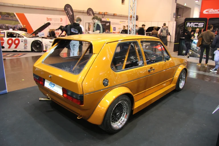 Voiture exposée parmi les stands et les visiteurs — Essen Motor Show 2023