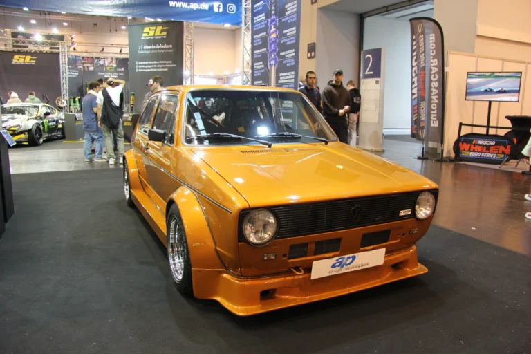 Voiture exposée parmi les stands et les visiteurs — Essen Motor Show 2023