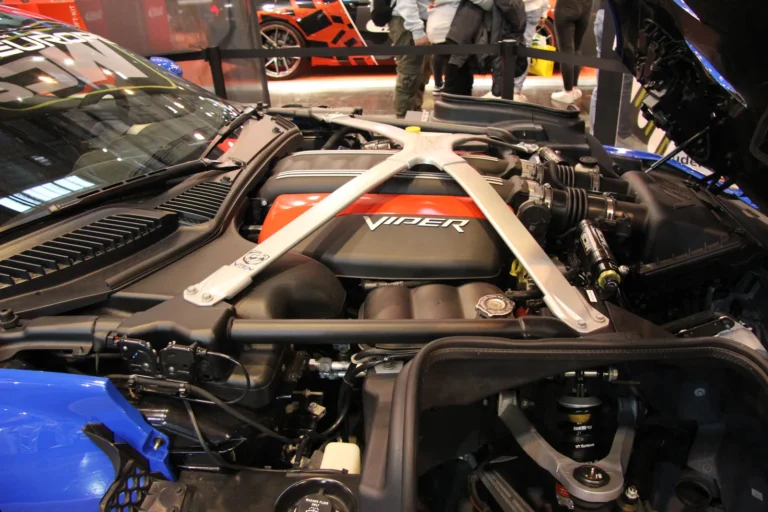 Moteur et préparation mécanique présentés capot ouvert — Essen Motor Show 2023