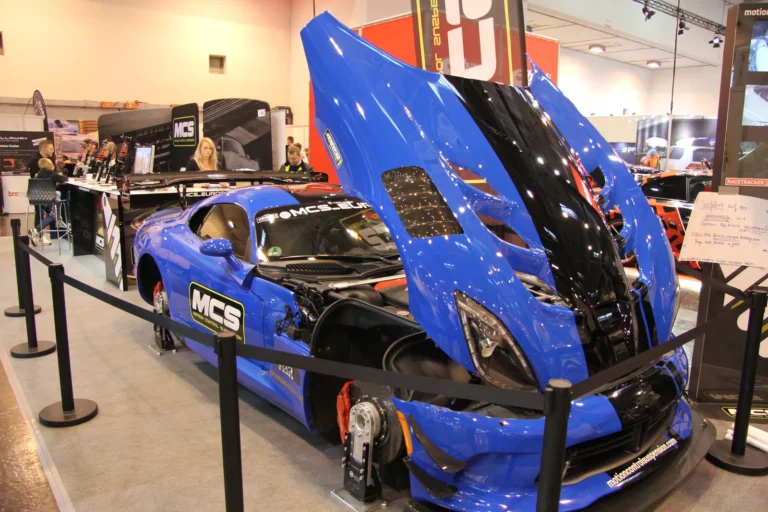 Moteur et préparation mécanique présentés capot ouvert — Essen Motor Show 2023