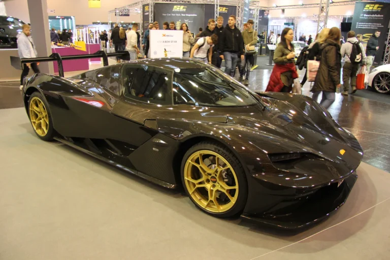Voiture exposée parmi les stands et les visiteurs — Essen Motor Show 2023