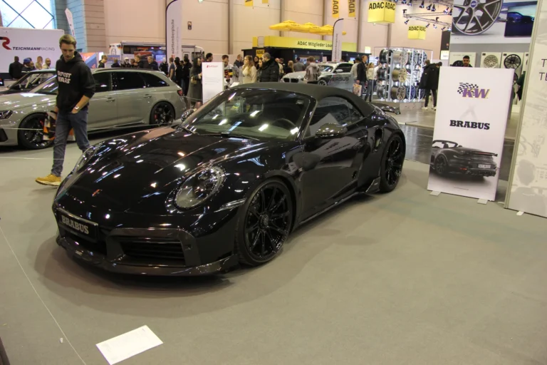 Voiture exposée parmi les stands et les visiteurs — Essen Motor Show 2023