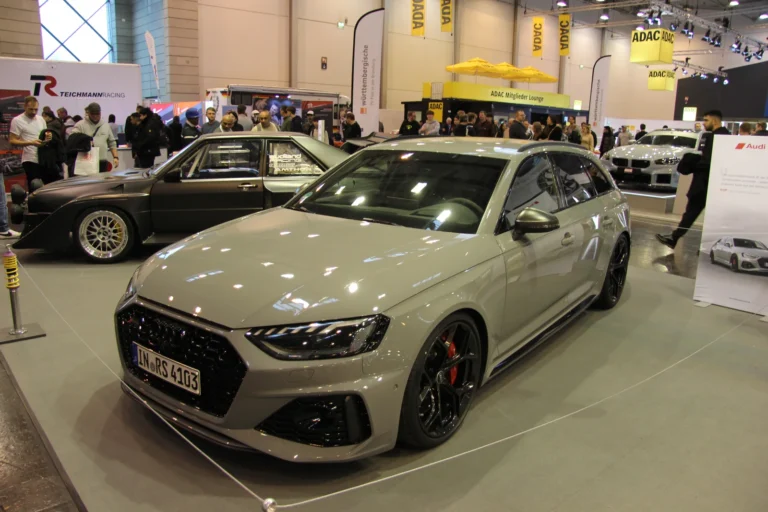 Voiture exposée parmi les stands et les visiteurs — Essen Motor Show 2023