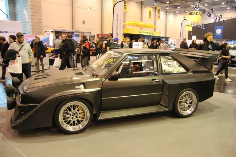 Voiture exposée parmi les stands et les visiteurs — Essen Motor Show 2023