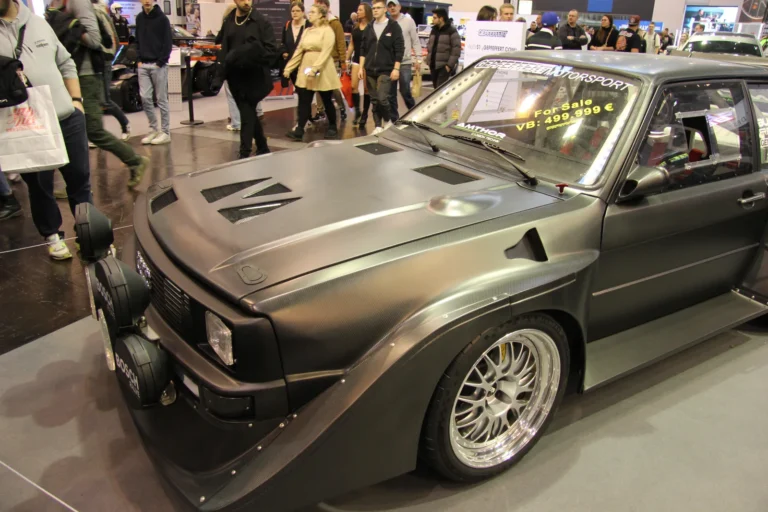 Voiture exposée parmi les stands et les visiteurs — Essen Motor Show 2023