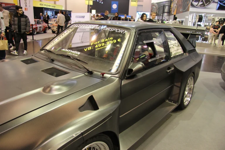 Voiture exposée parmi les stands et les visiteurs — Essen Motor Show 2023