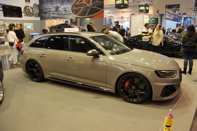 Voiture exposée parmi les stands et les visiteurs — Essen Motor Show 2023