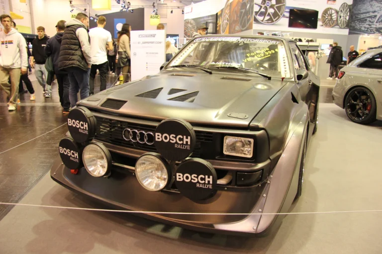 Voiture exposée parmi les stands et les visiteurs — Essen Motor Show 2023