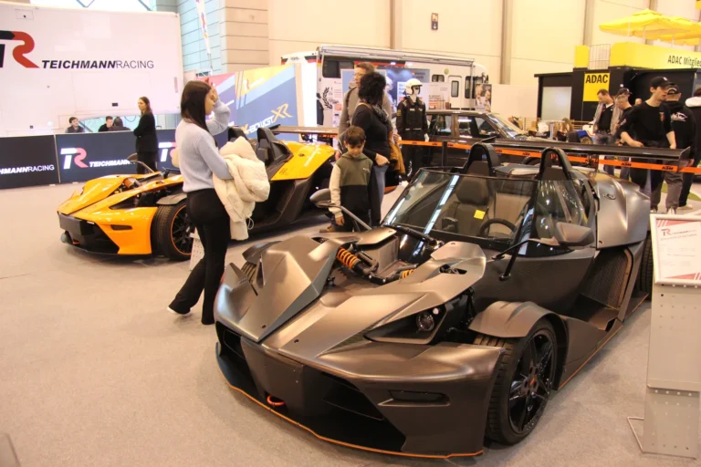 Visiteurs et équipements sur un stand — Essen Motor Show 2023
