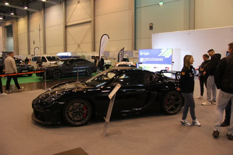 Voiture exposée parmi les stands et les visiteurs — Essen Motor Show 2023