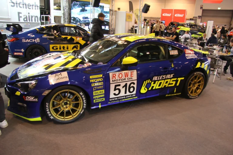 Voiture exposée parmi les stands et les visiteurs — Essen Motor Show 2023