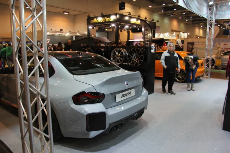 Voiture exposée parmi les stands et les visiteurs — Essen Motor Show 2023