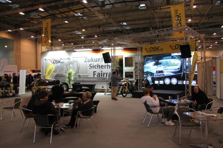 Allée et stands d’équipements automobiles — Essen Motor Show 2023
