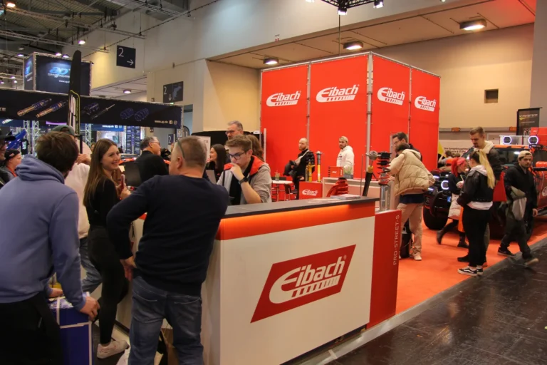 Visiteurs sur un stand de pièces automobiles — Essen Motor Show 2023