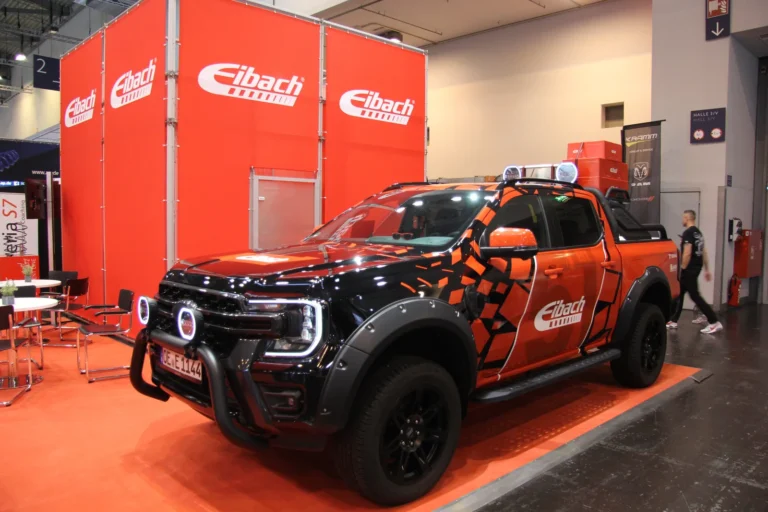 Voiture exposée parmi les stands et les visiteurs — Essen Motor Show 2023
