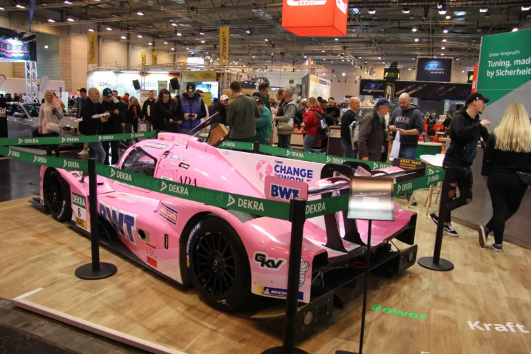 Voiture exposée parmi les stands et les visiteurs — Essen Motor Show 2023