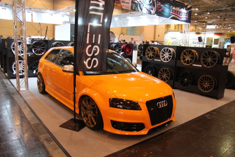 Voiture exposée parmi les stands et les visiteurs — Essen Motor Show 2023