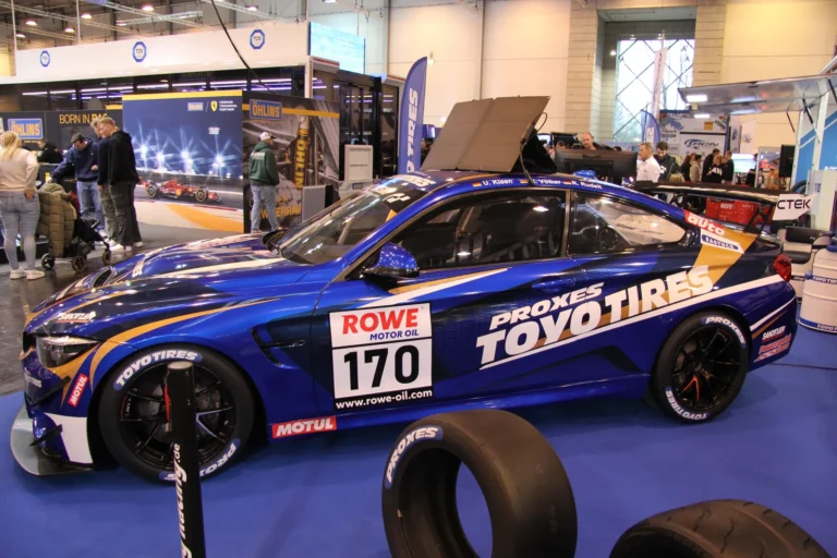 Voiture exposée parmi les stands et les visiteurs — Essen Motor Show 2023