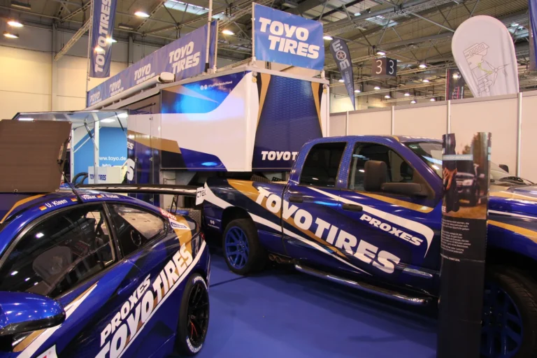 Voiture exposée parmi les stands et les visiteurs — Essen Motor Show 2023