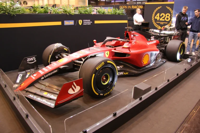 Monoplace de compétition rouge — Essen Motor Show 2023