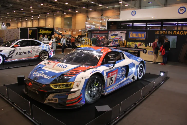 Voiture exposée parmi les stands et les visiteurs — Essen Motor Show 2023