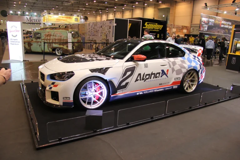 Voiture exposée parmi les stands et les visiteurs — Essen Motor Show 2023