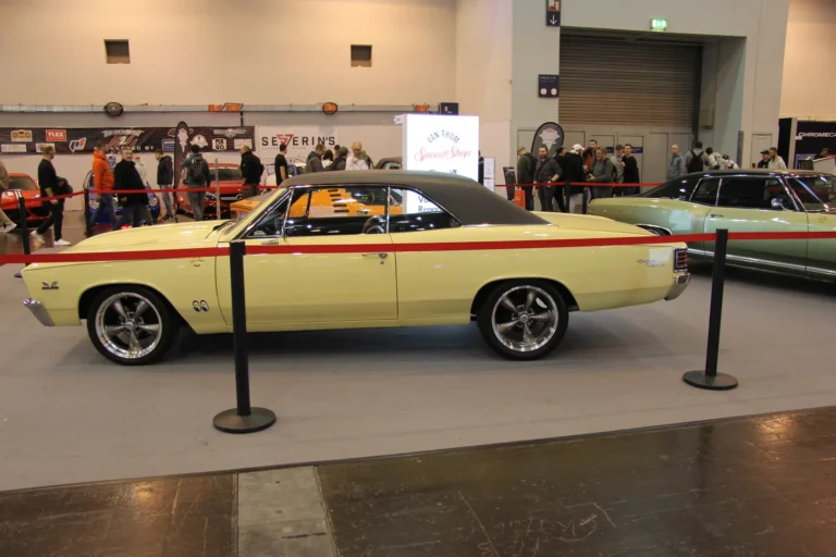 Voiture exposée parmi les stands et les visiteurs — Essen Motor Show 2023