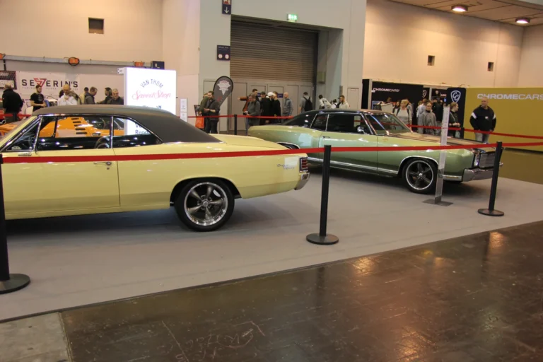 Voiture exposée parmi les stands et les visiteurs — Essen Motor Show 2023