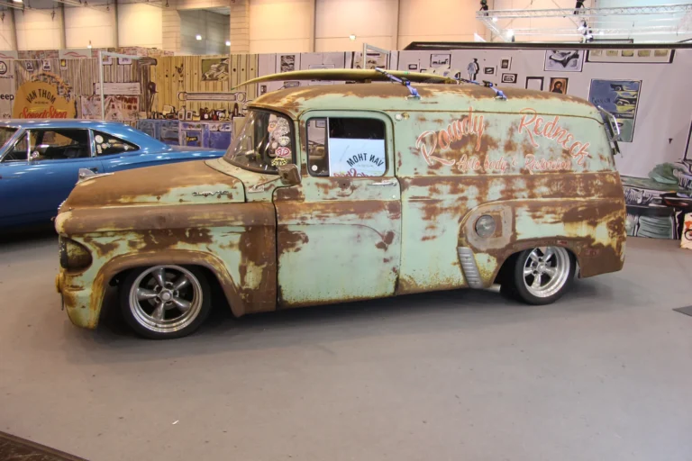 Voiture exposée parmi les stands et les visiteurs — Essen Motor Show 2023