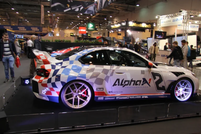 Voiture exposée parmi les stands et les visiteurs — Essen Motor Show 2023