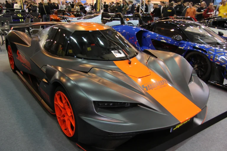 Voiture exposée parmi les stands et les visiteurs — Essen Motor Show 2023