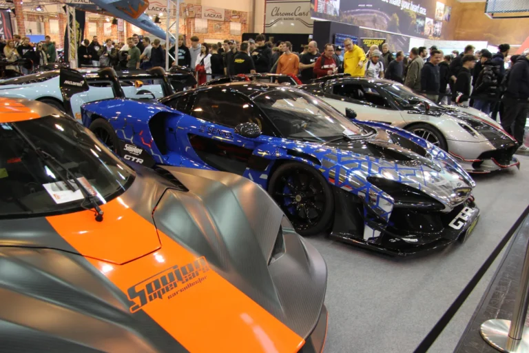 Voiture exposée parmi les stands et les visiteurs — Essen Motor Show 2023