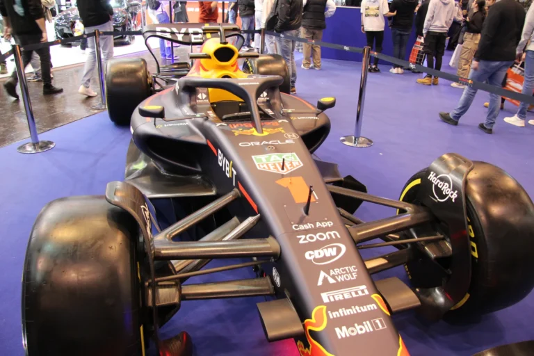 Monoplace de compétition noire et dorée — Essen Motor Show 2023