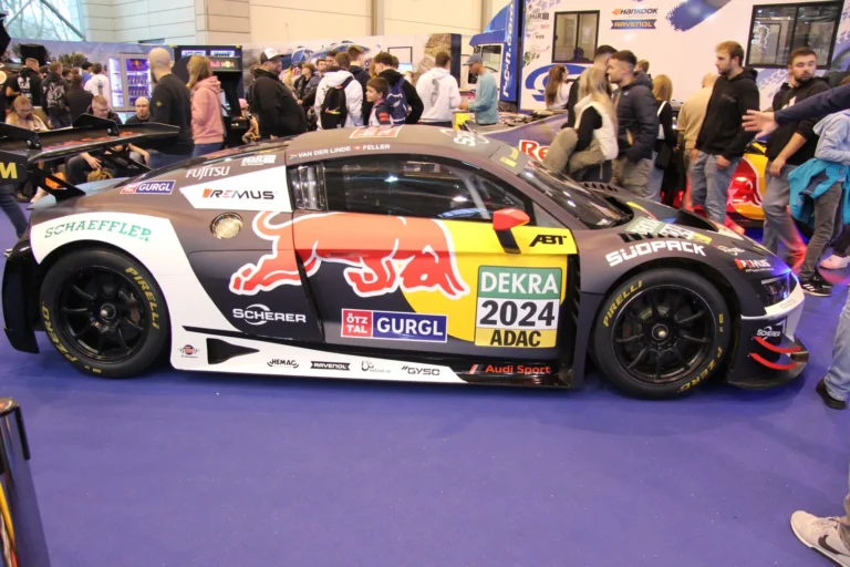 Voiture exposée parmi les stands et les visiteurs — Essen Motor Show 2023