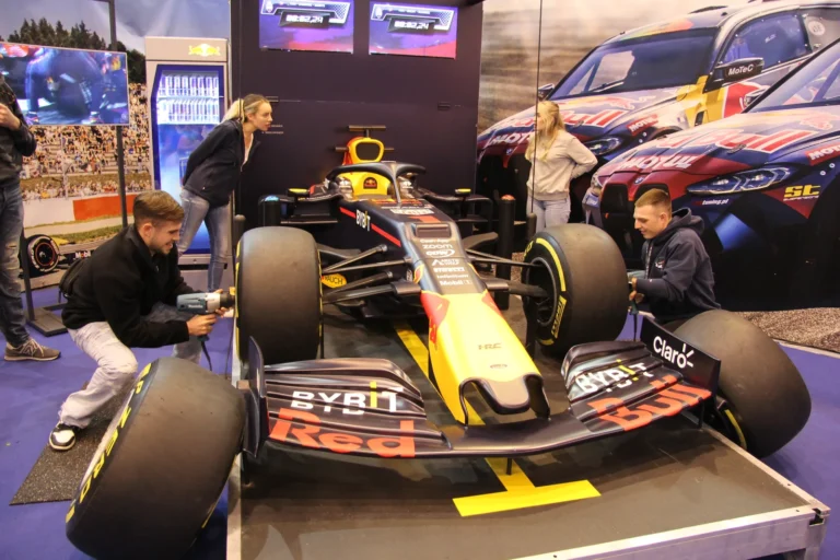 Monoplace de compétition et visiteurs — Essen Motor Show 2023