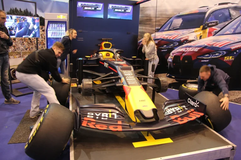Monoplace de compétition et visiteurs — Essen Motor Show 2023