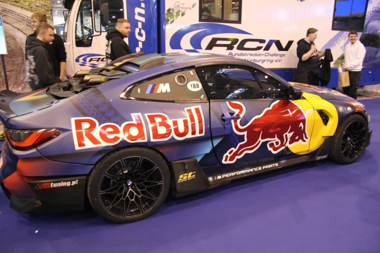 Voiture exposée parmi les stands et les visiteurs — Essen Motor Show 2023