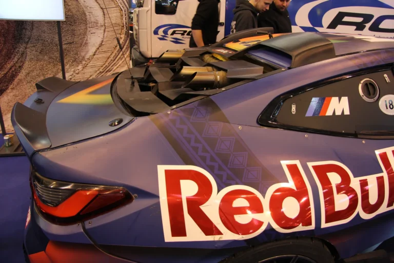Voiture exposée parmi les stands et les visiteurs — Essen Motor Show 2023
