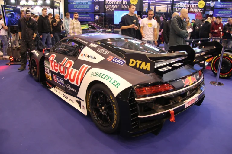 Voiture exposée parmi les stands et les visiteurs — Essen Motor Show 2023