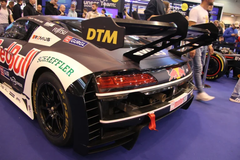 Voiture exposée parmi les stands et les visiteurs — Essen Motor Show 2023