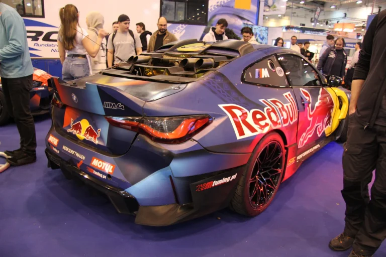 Voiture exposée parmi les stands et les visiteurs — Essen Motor Show 2023