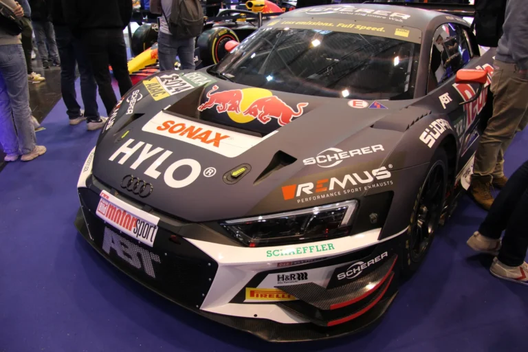 Voiture exposée parmi les stands et les visiteurs — Essen Motor Show 2023